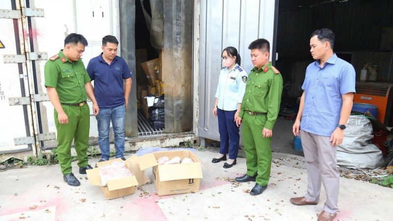Thực phẩm động vật đông lạnh không có hóa đơn, chứng từ chứng minh nguồn gốc xuất xứ hợp pháp được phát hiện.
