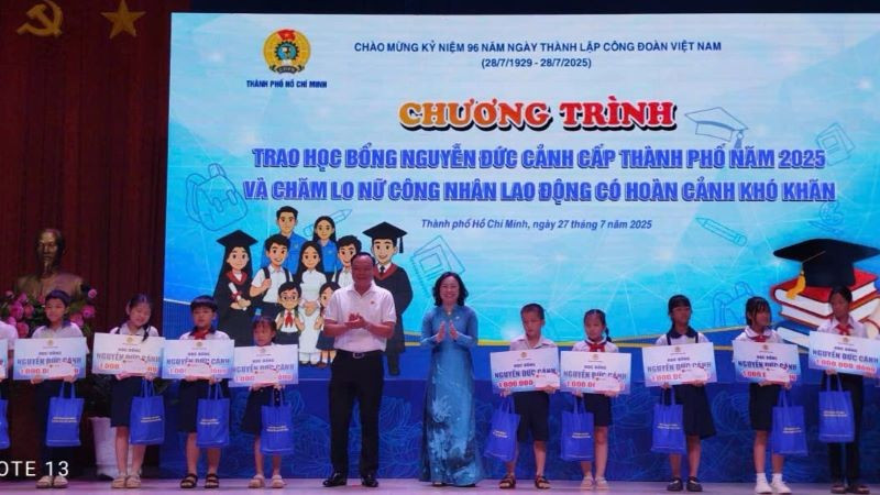 Phó Chủ tịch Thường trực Tổng Liên đoàn Lao động Việt Nam Thái Thu Xương trao học bổng cho học sinh. hb1.jpg