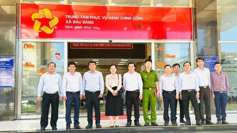 Trưởng ban Tuyên giáo và Dân vận Tỉnh ủy Bình Dương Bùi Thanh Nhân (thứ 3 từ trái sang) kiểm tra, khảo sát việc vận hành xã Bàu Bàng mới. ks3.jpg
