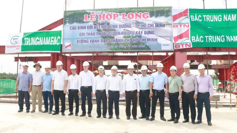 Các đại biểu chụp ảnh lưu niệm tại lễ hợp long cầu Bình Gởi. bg2.jpg