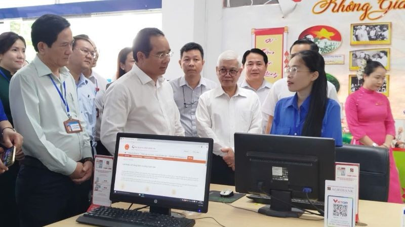 Cán bộ Trung tâm phục vụ hành chính công phường Dĩ An báo cáo hoạt động với Chủ tịch Ủy ban nhân dân Thành phố Hồ Chí Minh Nguyễn Văn Được. tp3.jpg