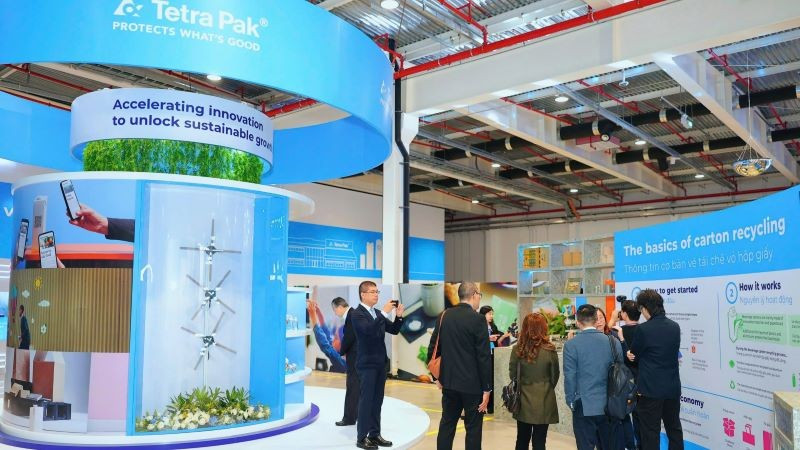 Các đại biểu tham quan Nhà máy sản xuất bao bì tiệt trùng Tetra Pak Bình Dương. 