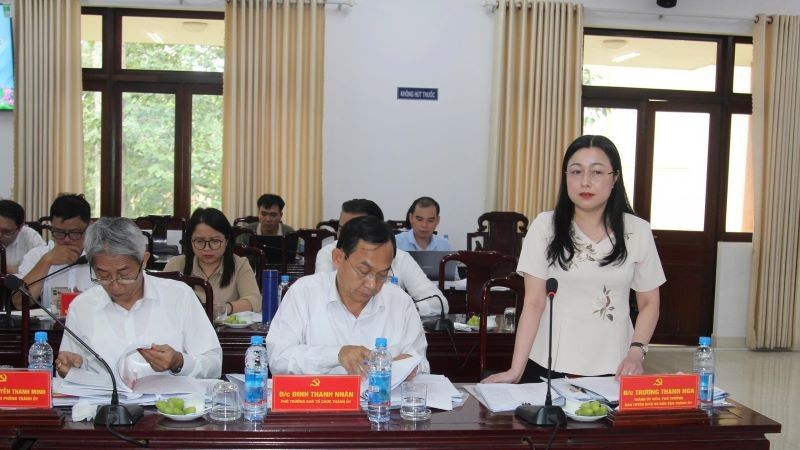 Các thành viên Tổ công tác góp ý tại buổi làm việc. to4.jpg