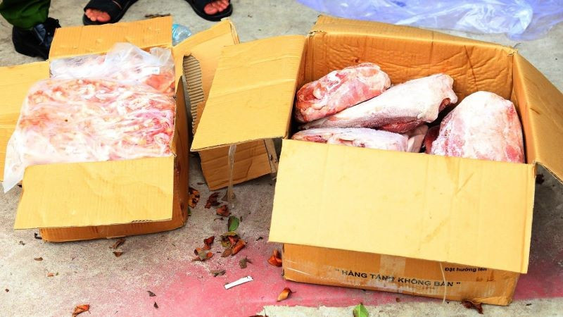 Thực phẩm đông lạnh không rõ nhãn hiệu, xuất xứ, đều đã hết hạn sử dụng. b2.jpg