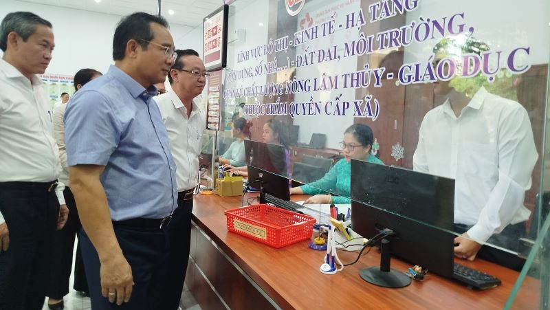 Chủ tịch Ủy ban nhân dân Thành phố Hồ Chí Minh Nguyễn Văn Được kiểm tra, khảo sát Trung tâm phục vụ hành chính công phường Phú An. ct1.jpg