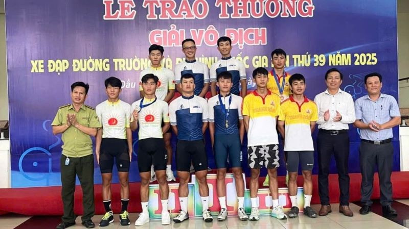 Trao thưởng cho các vận động viên đạt thành tích ở nội dung Đổ đèo đồng đội nam. tt3.jpg