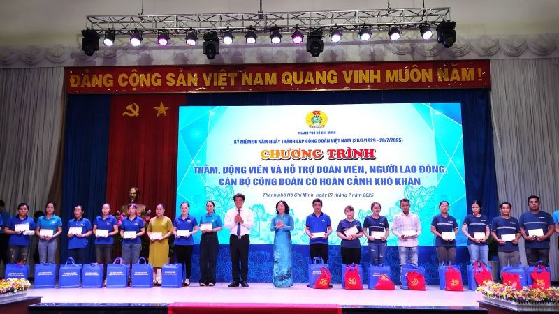 Lãnh đạo Tổng Liên đoàn Lao động Việt Nam và lãnh đạo Liên đoàn Lao động Thành phố Hồ Chí Minh trao tặng quà cho đoàn viên, người lao động có hoàn cảnh khó khăn. hb2.jpg