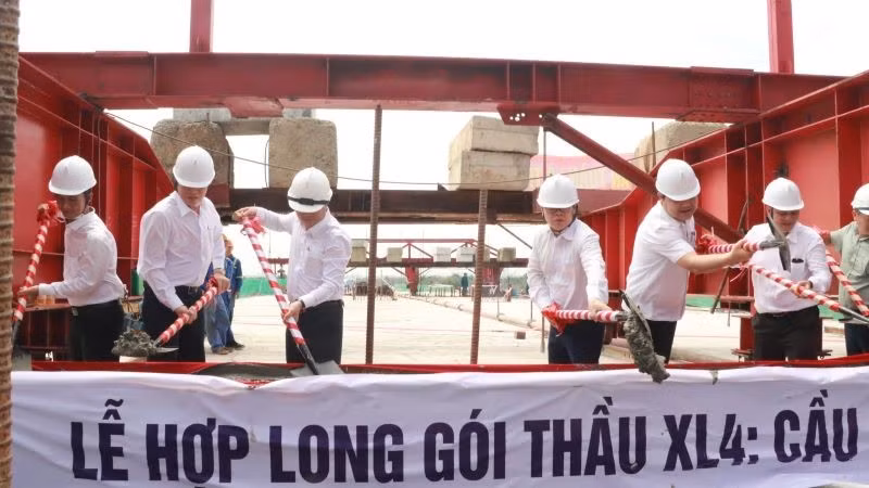 Các đại biểu thực hiện nghi thức hợp long cầu Bình Gởi.