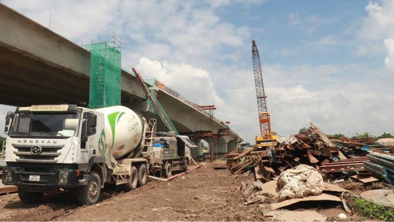 Đơn vị thi công đẩy nhanh tiến độ xây dựng cầu sau lễ hợp long. bg5.jpg