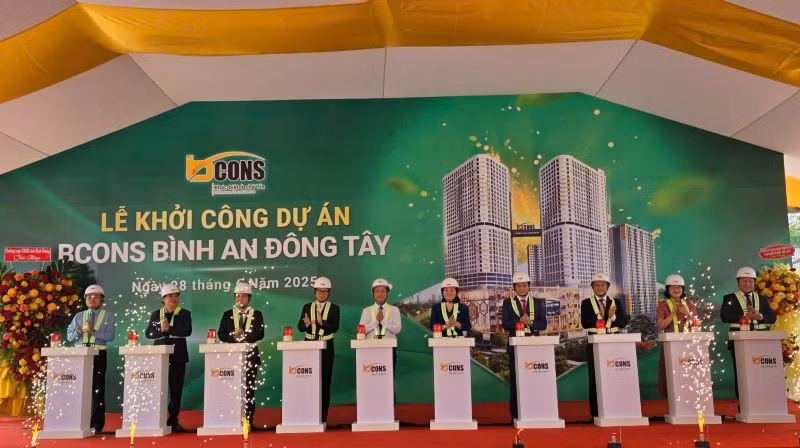 Các đại biểu thực hiện nghi thức khởi công dự án Bcons Bình An-Đông Tây. 