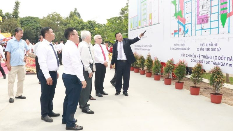 Đại diện BIWASE giới thiệu dây chuyền hệ thống lò đốt rác phát điện với các đại biểu. r3.jpg