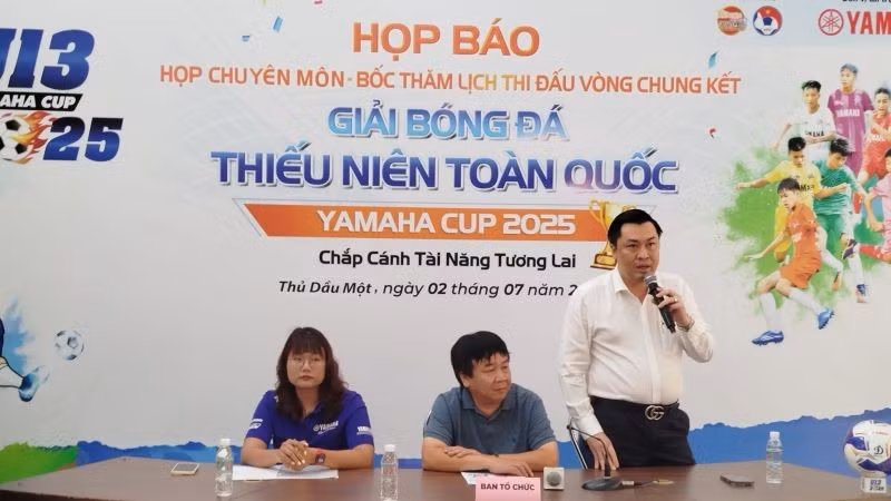 Phó Giám đốc Sở Văn hóa và Thể thao Thành phố Hồ Chí Minh Cao Văn Chóng trả lời các câu hỏi của báo chí tại buổi họp báo.