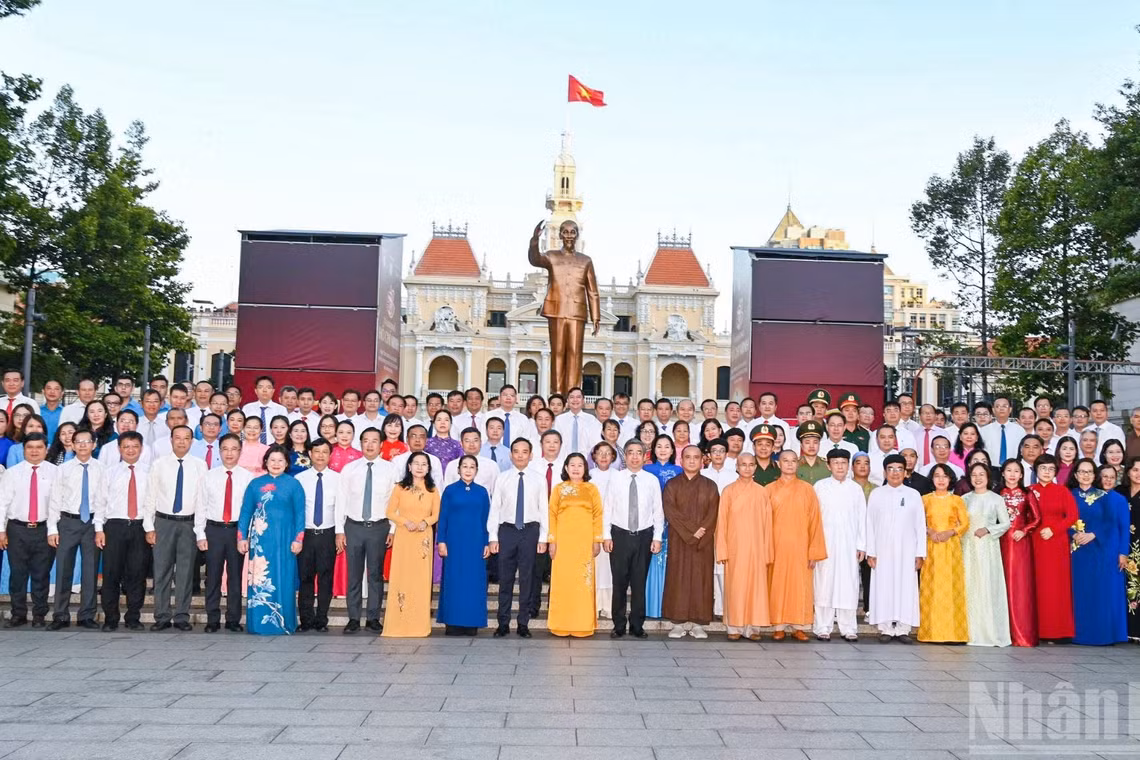 Lãnh đạo Thành phố Hồ Chí Minh dâng hoa tưởng niệm Chủ tịch Hồ Chí Minh nhân dịp kỷ niệm 50 năm thành phố Sài Gòn-Gia Định vinh dự mang tên Bác. 