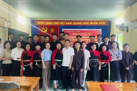 Giảng viên và các học viên tại lớp truyền dạy lĩnh vực văn hóa phi vật thể dân tộc Cao Lan