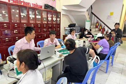 Ngân hàng Chính sách xã hội Bình Đông giải ngân cho các hộ dân, góp phần hỗ trợ giảm nghèo, giải quyết việc làm. 