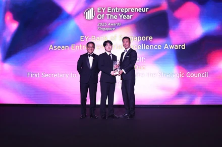 Anh Nguyễn Đức Thành – Thư ký Thứ nhất của Chủ tịch Hội đồng Chiến lược (đứng giữa) thay mặt Anh hùng Lao động Thái Hương nhận Giải thưởng Doanh nhân Xuất sắc ASEAN - ASEAN Entrepreneurial Excellence Award 2025.