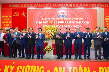 Phó Thủ tướng Trần Hồng Hà tặng lẵng hoa chúc mừng Đại hội