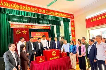 Đoàn giám sát, kiểm tra của Ủy ban Thường vụ Quốc hội và Hội đồng Bầu cử Quốc gia kiểm tra thực tế công tác chuẩn bị tại khu vực bỏ phiếu thuộc phường Nam Hoa Lư.