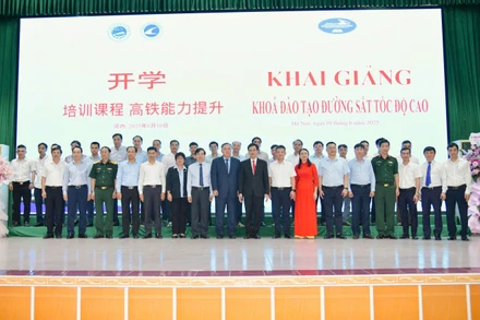Các đại biểu và học viên dự Lễ khai giảng khóa đào tạo đường sắt tốc độ cao