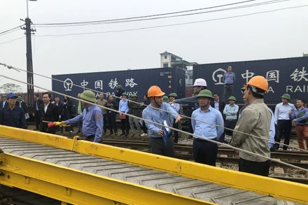 Lãnh đạo Tổng công ty Đường sắt Việt Nam thị sát tạị buổi diễn tập công tác khắc phục hậu quả bão lũ tại ga Yên Viên.