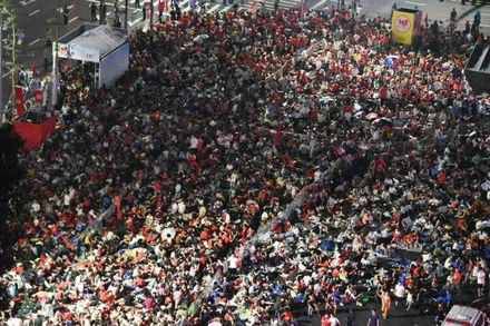 Đông đảo người dân háo hức chào đón Lễ kỷ niệm 80 năm Cách mạng Tháng Tám thành công và Quốc khánh 2/9.