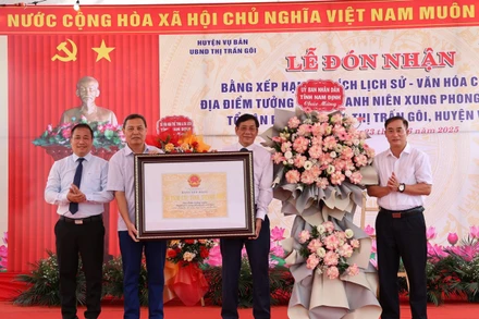 Trao Bằng xếp hạng di tích lịch sử-văn hóa cấp tỉnh Địa điểm tưởng niệm Thanh niên xung phong Ga Núi Gôi.