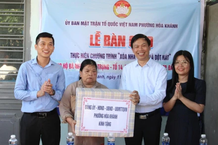 Bàn giao nhà trong Chương trình xóa nhà tạm, nhà dột nát.