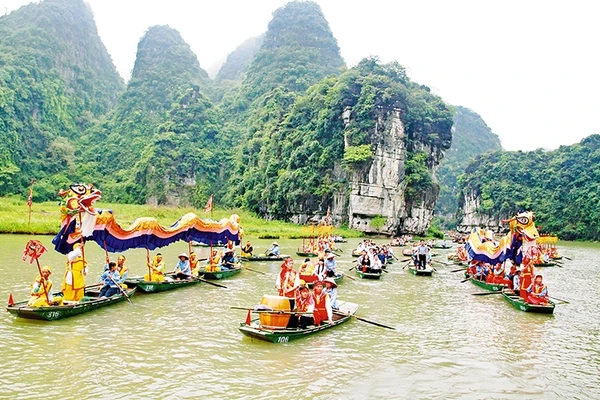 Người dân miền di sản Tràng An (Ninh Bình) tưng bừng tổ chức lễ hội đầu xuân.