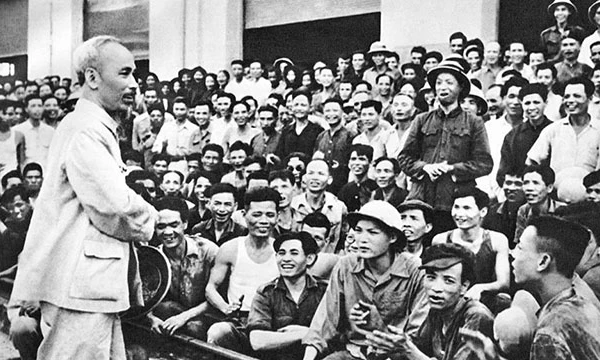 Đến thăm Nhà máy xe lửa Gia Lâm, Người nhắc nhở công nhân, cán bộ phát huy truyền thống cách mạng của nhà máy, ra sức xây dựng miền bắc, ủng hộ miền nam. Ảnh: TƯ LIỆU