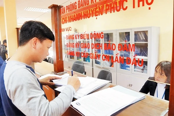 Giải quyết thủ tục hành chính tại Bộ phận một cửa UBND huyện Phúc Thọ. Ảnh: THANH HẢI