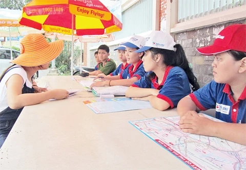 Tại nhà ga, bến xe, đường phố, cổng trường... luôn có lực lượng áo xanh tình nguyện túc trực để đưa đón thí sinh đến địa điểm thi, tìm nhà trọ giá rẻ, tư vấn kinh nghiệm... hoàn toàn miễn phí.