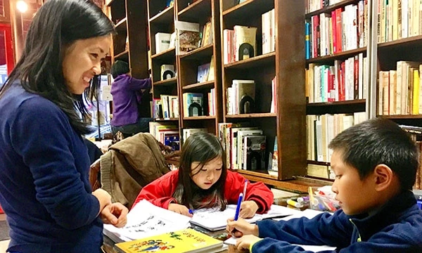 Giờ học tiếng Việt với cô Liên Hương.
