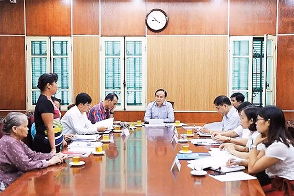 Lãnh đạo HĐND thành phố tiếp công dân giải quyết khiếu nại, tố cáo. Ảnh: HỒNG NHUNG
