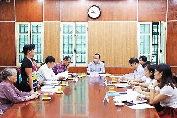 Lãnh đạo HĐND thành phố tiếp công dân giải quyết khiếu nại, tố cáo. Ảnh: HỒNG NHUNG