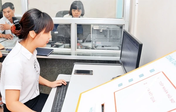 Máy tính phục vụ người dân tra cứu và thực hiện dịch vụ công trực tuyến tại UBND phường Ðại Mỗ, quận Bắc Từ Liêm. Ảnh: Ðăng Anh