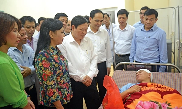 Bộ trưởng Nguyễn Thị Kim Tiến cùng đoàn công tác Bộ Y tế thăm hỏi bác sĩ Lê Quang Dương. Ảnh: Thái Bình