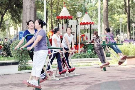 Dụng cụ luyện tập được lắp đặt tại Công viên Gia Ðịnh.