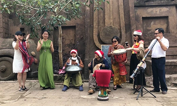Nhiều du khách đến Đà Lạt đã tới thăm địa điểm du lịch này chỉ để giao lưu cùng hai vợ chồng Vũ.