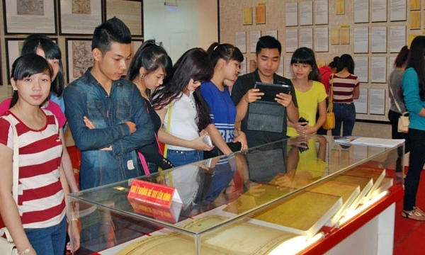 Đông đảo người dân tham quan triển lãm.