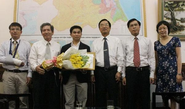 Đồng chí Trần Thắng nhận bằng khen từ lãnh đạo TP Đà Nẵng.