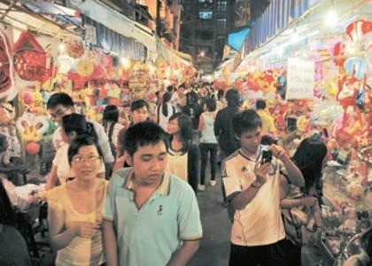 Con đường luôn đông nghẹt vào mỗi buổi tối.