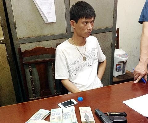 Tú "khỉ" cùng tang vật sau khi bị bắt.