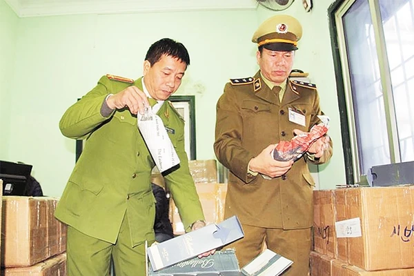 Lực lượng liên ngành Ban Chỉ đạo 389 Hà Nội kiểm tra lô rượu nhập ngoại không rõ nguồn gốc. Ảnh: TRẦN VIỆT