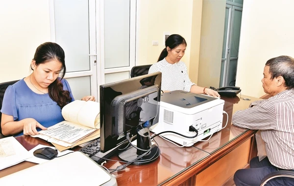 Cán bộ bộ phận một cửa quận ủy Thanh Xuân giải quyết thủ tục hành chính về công tác Đảng cho đảng viên.