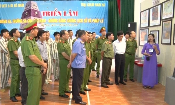 Các đồng chí lãnh đạo tỉnh Hà Nam, cán bộ Tổng cục 8, Bộ Công an, cán bộ và phạm nhân trại giam Nam Hà tham quan triển lãm.