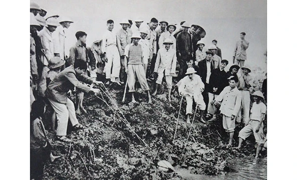 Chủ tịch Hồ Chí Minh tát nước chống hạn với bà con nông dân ở cánh đồng Quai Chải, xã Đại Thanh, huyện Thường Tín, Hà Đông (ngày 12-1-1958). Ảnh tư liệu