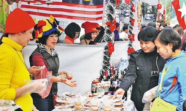 Món ăn Việt luôn chinh phục được khách nước ngoài. Ảnh: NAM ANH