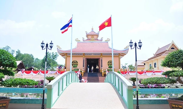 Khuôn viên rộng rãi của Khu tưởng niệm Chủ tịch Hồ Chí Minh.