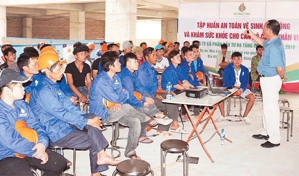 Sở Lao động - Thương binh và Xã hội phối hợp Công ty cổ phần Đầu tư Hạ tầng Intracom tập huấn về an toàn, vệ sinh lao động và khám sức khỏe cho công nhân. Ảnh: HOÀI THU