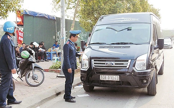 Thanh tra Sở Giao thông vận tải xử lý xe hợp đồng dừng đỗ sai quy định. Ảnh: HẢI ĐÔ